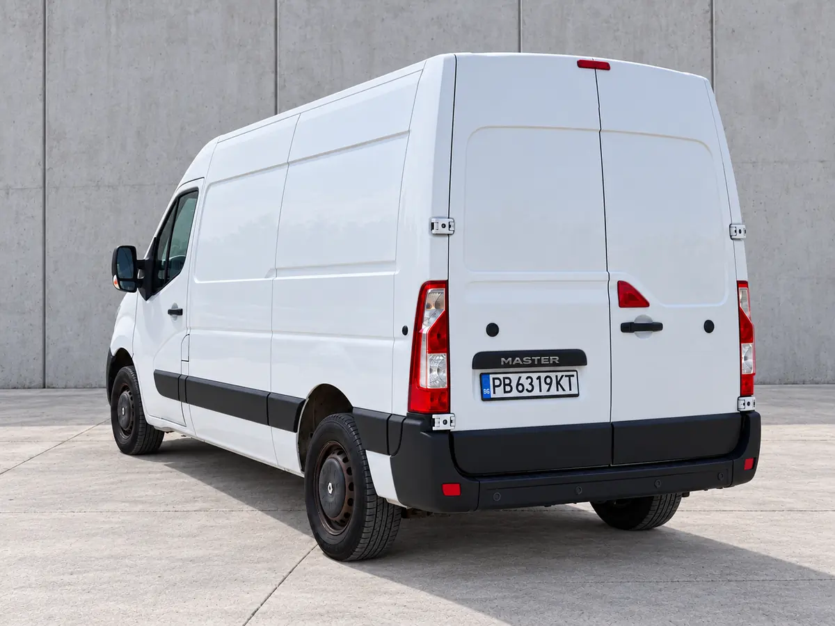 Renault Master — отзад от другата страна
