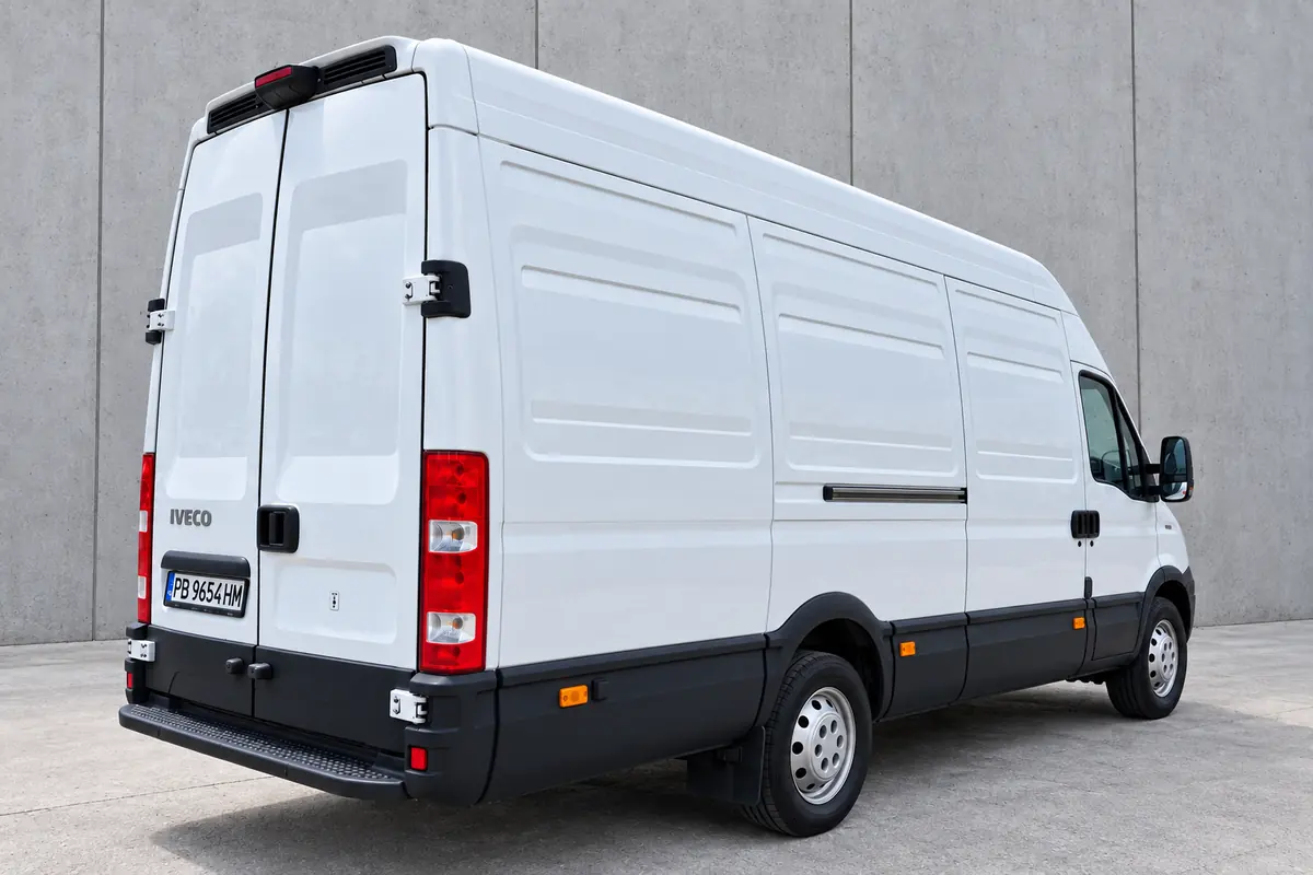 Iveco Daily Maxi — отзад от другата страна