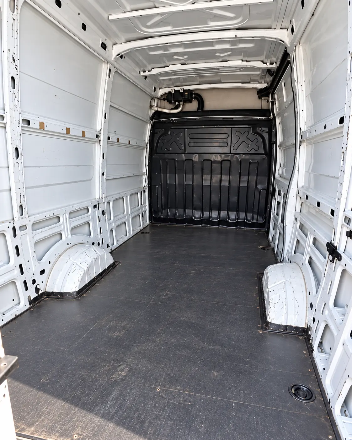 Iveco Daily — средна база — товарно отделение