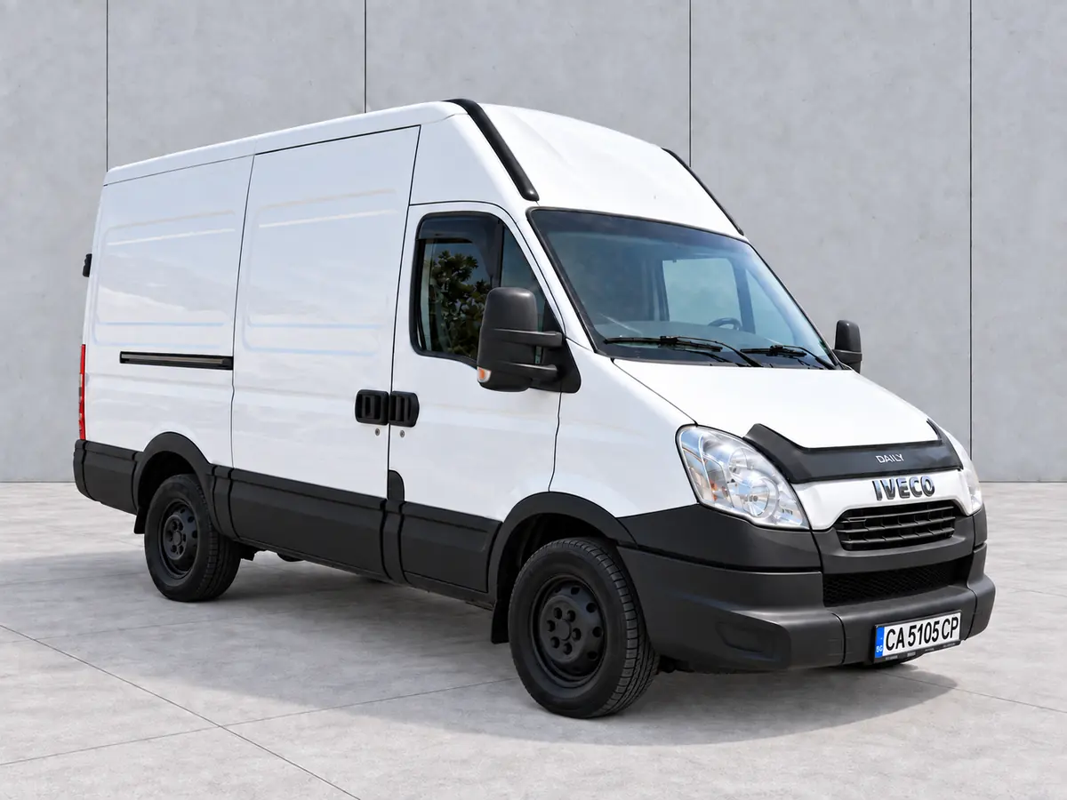 Iveco Daily — средна база — отпред от другата страна