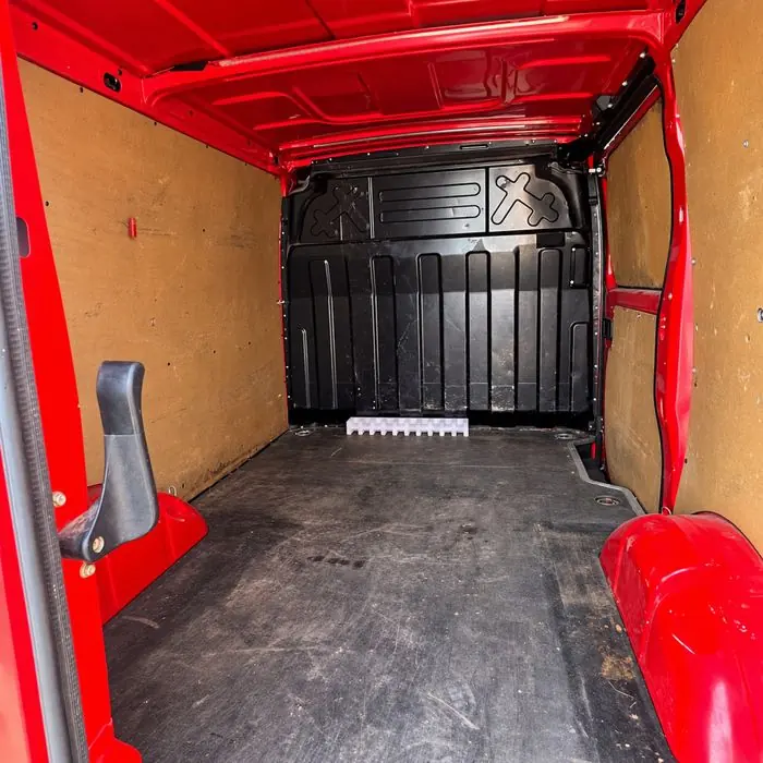 Iveco Daily — къса база — товарно отделение