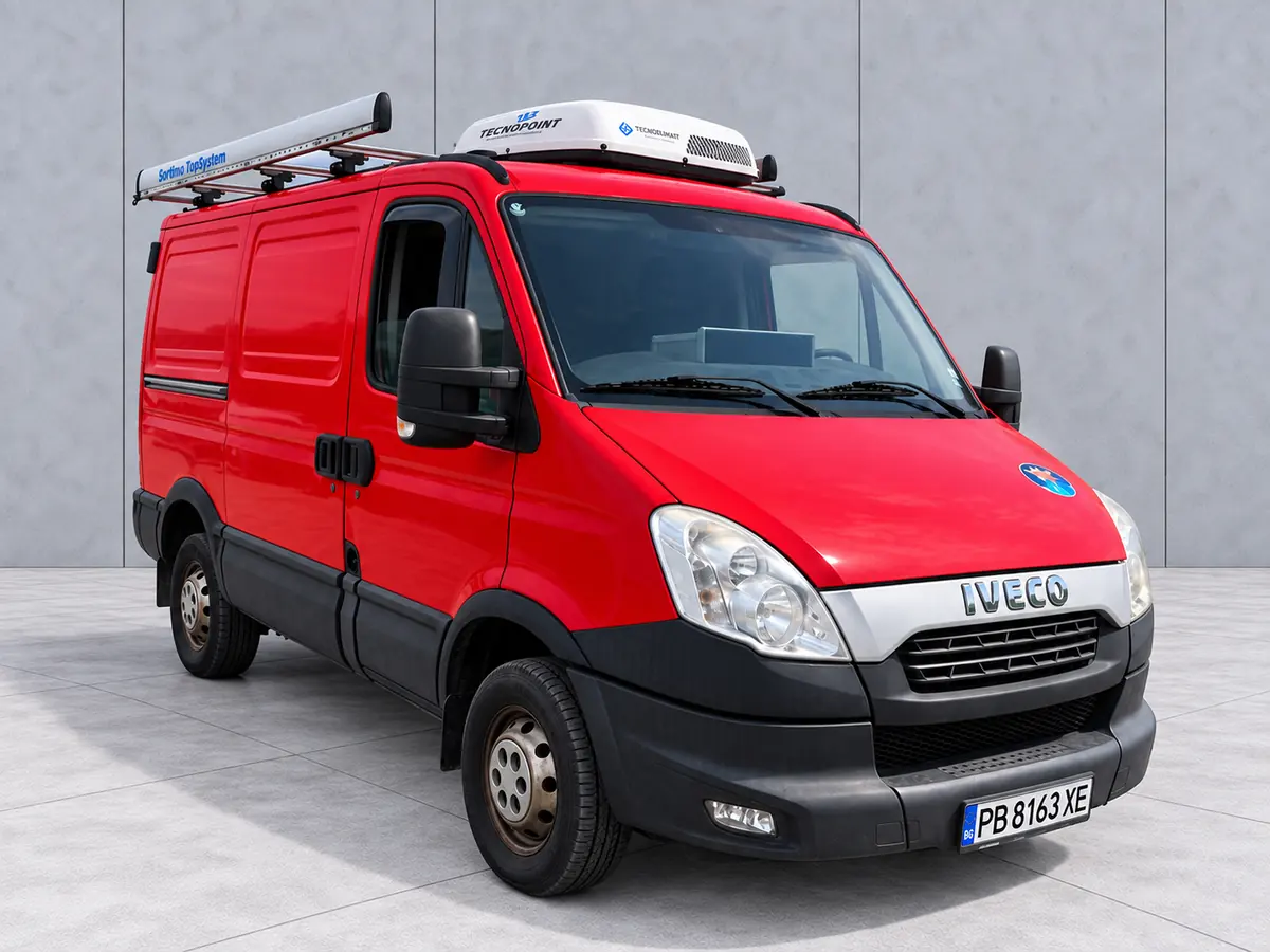 Iveco Daily — къса база — отпред от другата страна