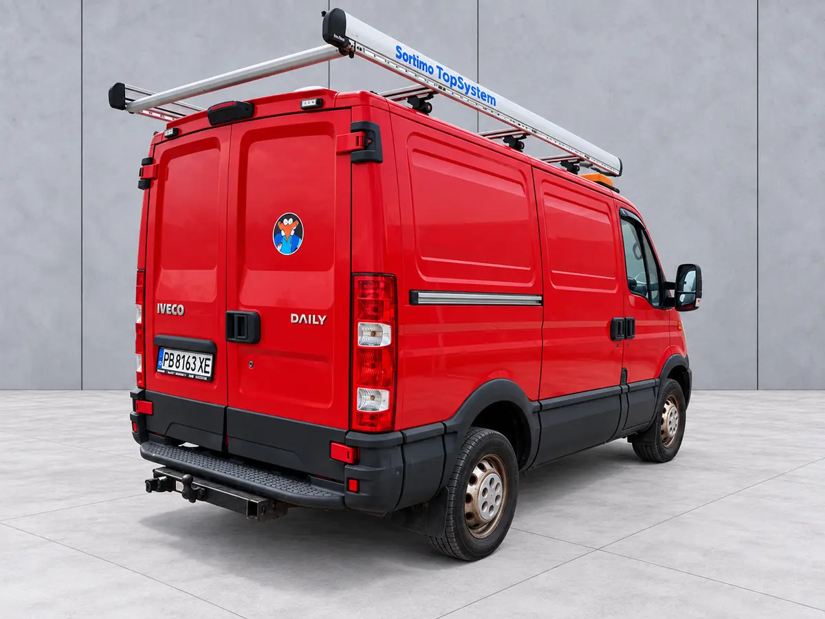 Iveco Daily — къса база — отзад от другата страна